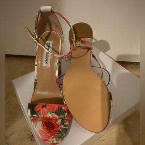 Steve Madden Carrson floral heel NIB